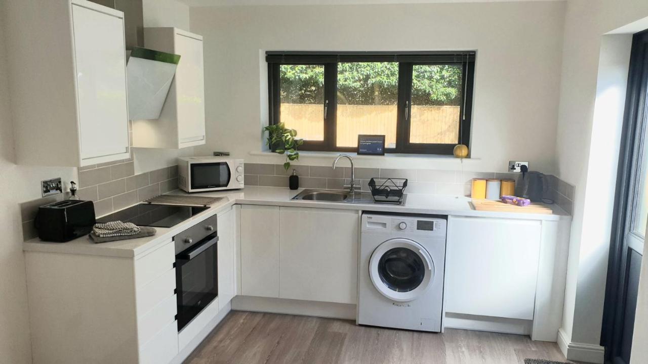 Large Modern Self Contained Apartment In Lymington Bagian luar foto