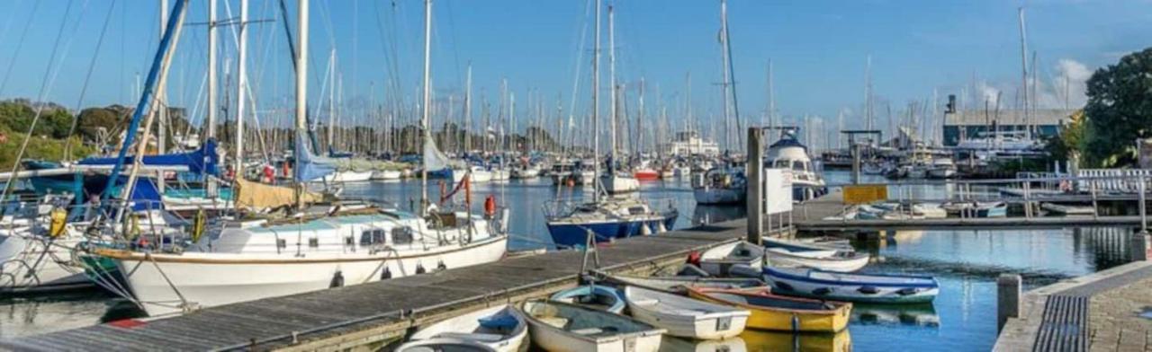Large Modern Self Contained Apartment In Lymington Bagian luar foto