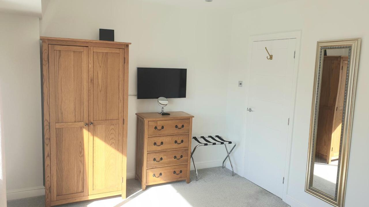 Large Modern Self Contained Apartment In Lymington Bagian luar foto