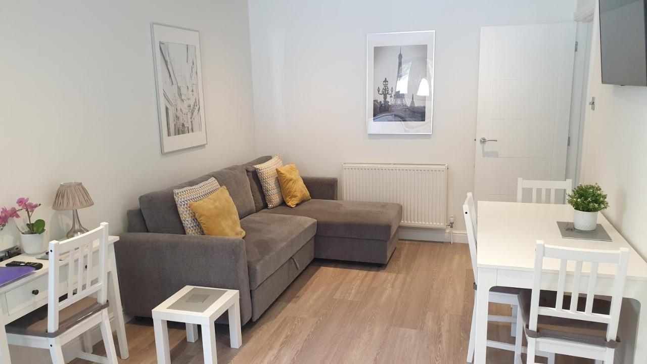 Large Modern Self Contained Apartment In Lymington Bagian luar foto