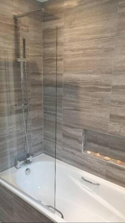 Large Modern Self Contained Apartment In Lymington Bagian luar foto